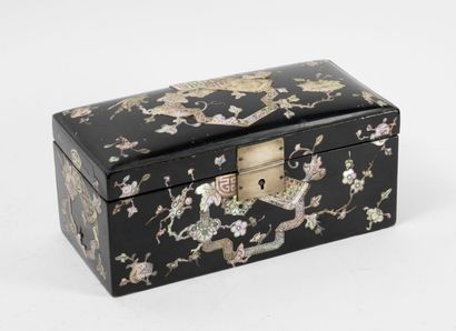 INDOCHINE Rectangular box in black lacquered wood and inlaid decoration of flowered...