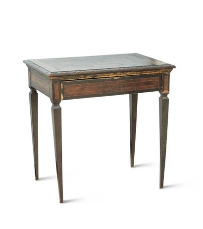 Travail italien, fin XIXème siècle. Small middle table in stained wood and veneer...