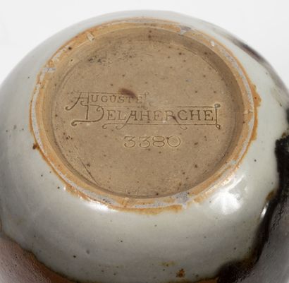 AUGUSTE DELAHERCHE (1857-1940) Vase en grès de forme ovoïde à col mouvementé, vernissé...