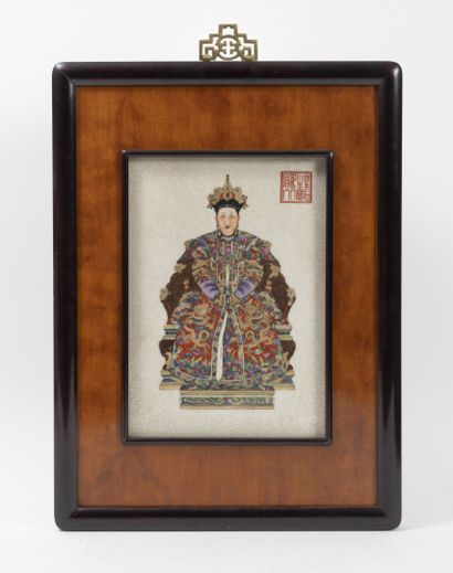 CHINE, XXème siècle Deux portraits de dignitaires.

Plaques de céramique craquelée...