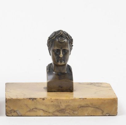 null Trois presse-papiers :

- un au buste laurée de Napoléon Ier en bronze à patine...
