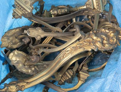 null Lot of furnishing elements in bronze or metal, gilded: rings, clasps or ends...