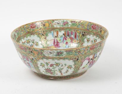CHINE, CANTON, fin du XIXème ou début du XXème siècle Deux pièces de forme en porcelaine...