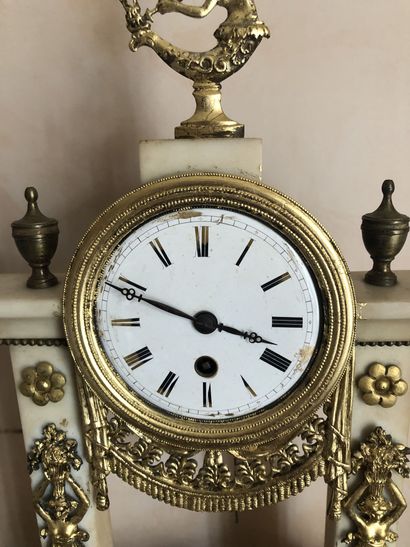 null Portico clock in white marble and ornamentation in gilded bronze or brass, decorated...