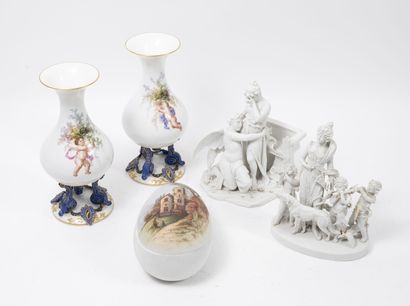 null MANNETTE

- Une paire de vases en porcelaine blanche à décor polychrome d'amour...