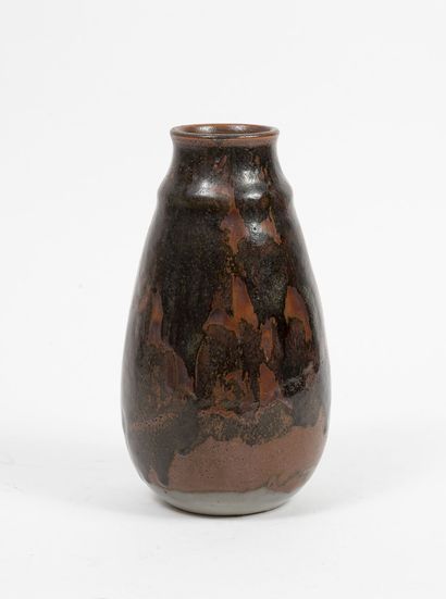AUGUSTE DELAHERCHE (1857-1940) Vase en grès de forme ovoïde à col mouvementé, vernissé...