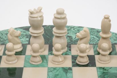 null Lot of two games in malachite and alabaster, including :

- A square checkerboard...