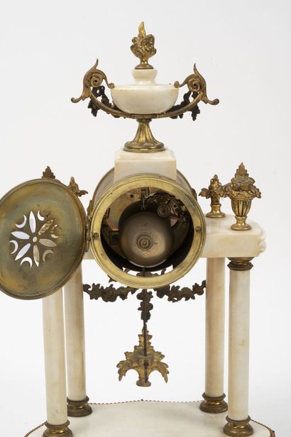 null Petite pendule portique de style Louios XVI en marbre et laiton doré, à décor...