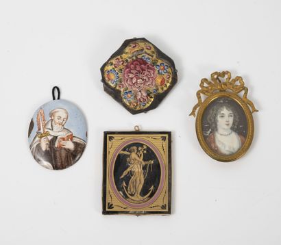 null Set of small pendants, including :

- A rectangular eglomerate glass, representing...