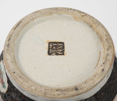 CHINE, XIXème-XXème siècles Vase en balustre en céramique à décor polychrome de cavalier...