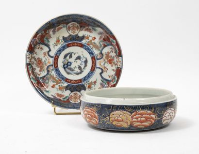 CHINE ou JAPON, début du XXème siècle Plate and circular box bottom in polychrome...