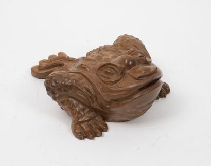 JAPON, XXème siècle - Un netzuke poisson en bois avec yeux en verre. 

Long. : 7,5...