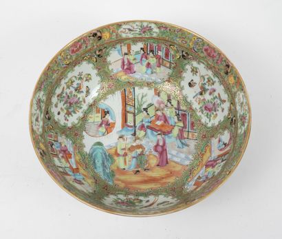 CHINE, CANTON, fin du XIXème ou début du XXème siècle Deux pièces de forme en porcelaine...