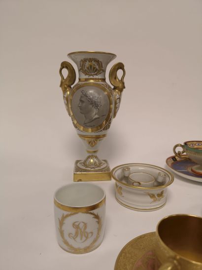 Dans le goût de Paris ou de Vienne, XXème siècle MANNETTE de tasses, vase, tisanière...