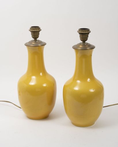 null Paire de vases en balustre en porcelaine émaillée jaune.

Montés en lampes,...