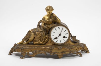 null Pendule borne en bronze et métal dorés à décor d'une femme assise à sa lecture,...