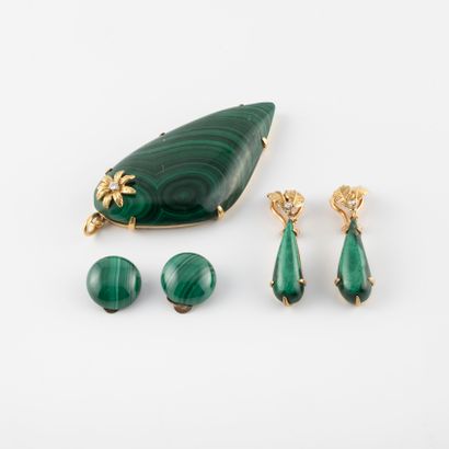 null Lot including : 

- a yellow gold (750) pendant holding in claw setting a malachite...