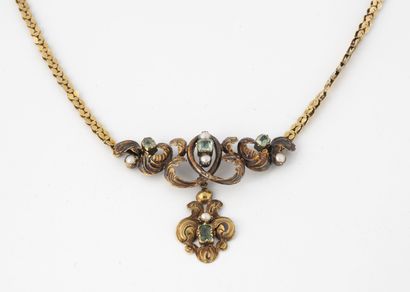 null Yellow gold (750) necklace with flattened fancy links, the neckline with scrolls...