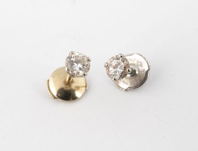 null Paire de clous d'oreilles en or jaune et gris (750) orné de diamant taille brillant...
