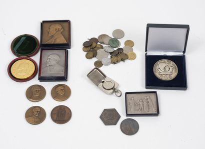 null Lot de médailles, jetons ou plaques en cuivre patiné, bronze ou argent (min....