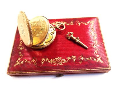 null Flat pocket watch in yellow gold (750).

Back cover decorated with flowers on...