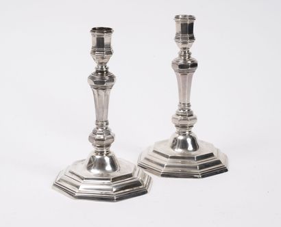 ARRAS, première moitié du XVIIIème siècle Pair of silver torches (950) with binnacles,...
