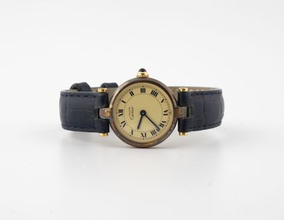 CARTIER, MUST 
Lady's wrist watch.

Round case in silver gilt (925).

Dial cream,...