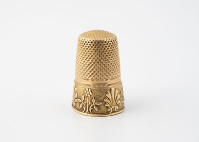 null Thimble in yellow gold (750) with the ring decorated with palmettes and flowers....