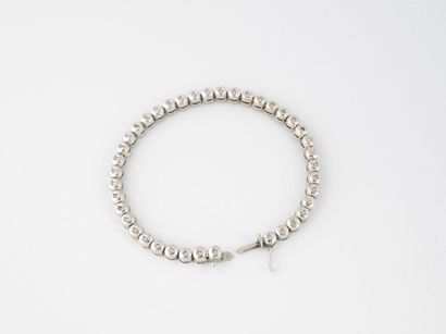 null Bracelet ligne en or gris (750) orné de petits diamants taille huit-huit en...