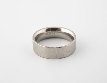 null Large ring in platinum (850).

Weight : 18. 3 g. - Finger size : 63.

In a case....