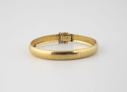 null Bracelet ruban en or jaune (750) à maillons rectangulaires articulés et légèrement...