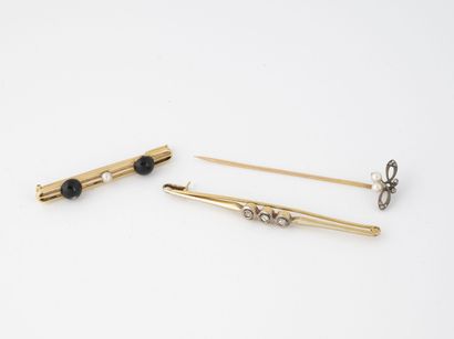 null Lot of jewelry including : 

- a yellow gold (750) barrette brooch adorned with...