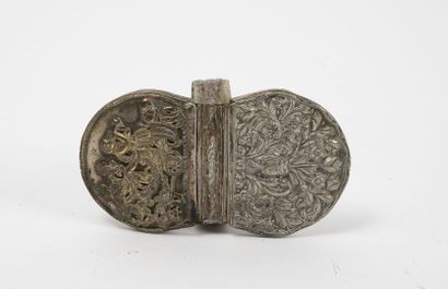 PAYS BAS (?), XVIIIème siècle Boîte tabatière (?) en métal argenté, en forme de fer...