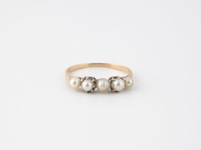 null Pink gold (750) and platinum (850) ring centered on a line of five white cultured...