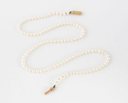 null Small necklace of white cultured pearls in chocker. 

Clasp ratchet tube godronné...