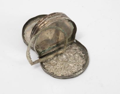 PAYS BAS (?), XVIIIème siècle Snuffbox (?) in silver plated metal, horseshoe-shaped,...