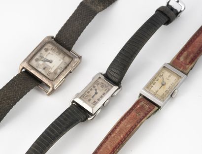 JAEGER, LIP ou LONGINES Trois montres bracelets : 
- une de JAEGER. 
Boîtier rectangulaire...