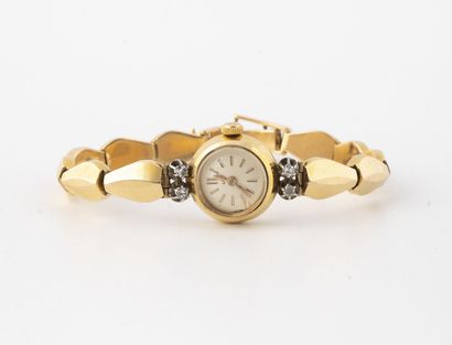 LIP Montre bracelet de dame en or jaune (750).

Boîtier rond, épaulé de quatre petits...