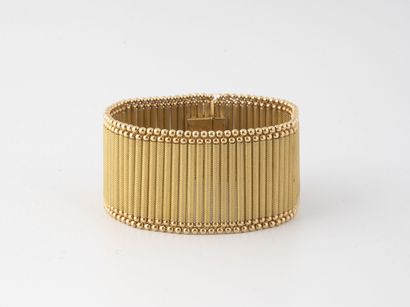 null Bracelet ruban en or jaune (750) à maille bâtons amatis coiffés de frises de...