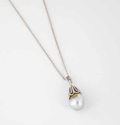 null Necklace in white gold (750) holding a pendant adorned with a puff of gray baroque...