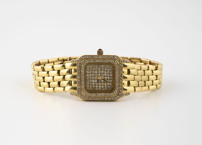  Montre bracelet de dame en or jaune (750). 
Boîtier carré, à lunette à gradins étagés...