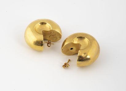 null Pair of earrings in yellow gold (750) in the form of round domed and hollowed...