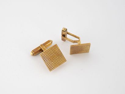 null Pair of square cufflinks with diamond motifs in yellow gold (750). 

Total weight...