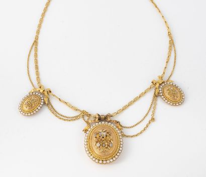 null Yellow gold (750) oval mesh drapery necklace with a neckline highlighted by...
