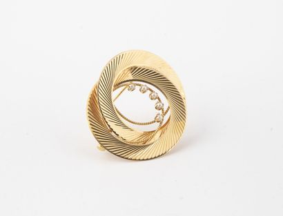 Broche en or jaune (750) formée de deux anneaux...