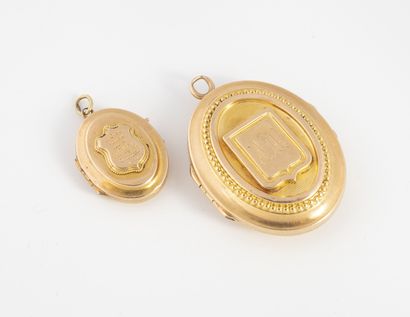 null Lot of two yellow gold (750) medallion photo pendants, one engraved with AM...