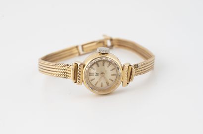 LIP Lady's watch in yellow gold (750).

Dial with golden background, signed, applied...