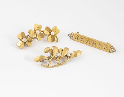 Two brooches in yellow gold (750) comprising...