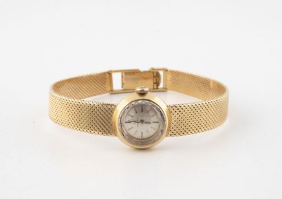 OMEGA Lady's wristwatch in yellow gold (750).

Round case.

Dial with silvered background...