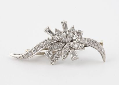 Brooch in white gold (750) and platinum (950)...